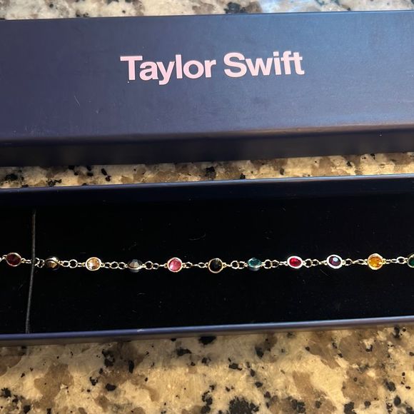 TAYLOR SWIFT BEJEWELED BRACELET - Picture 5 of 8